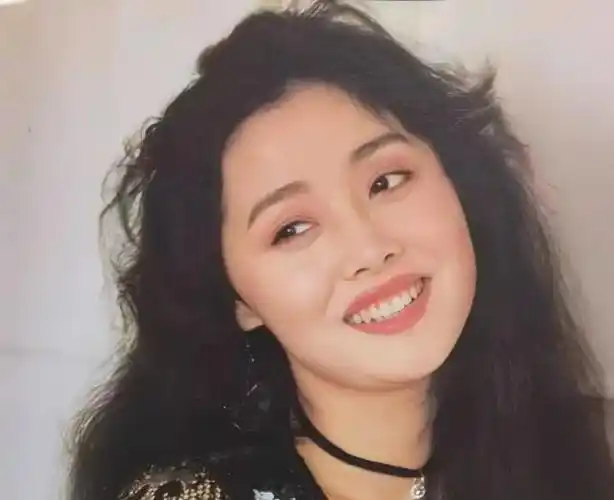 刘蓓从小便是美人胚子,笑容像是拂晓的温柔.