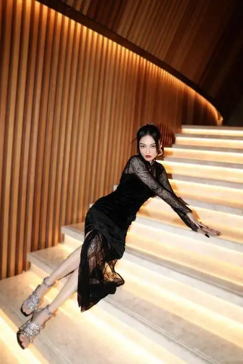 张韶涵瘦成了"皮包骨",穿旗袍裙虽有骨感美,但看着让人心疼