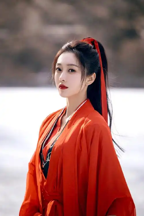 组图:宣璐晒《且试天下》凤栖梧造型 红衣红发带高马尾女侠范足_高清