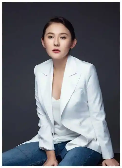 继穿衣自由被嘲后,热依扎保守到鞋子都是"安全款",却意外潮翻_姐姐