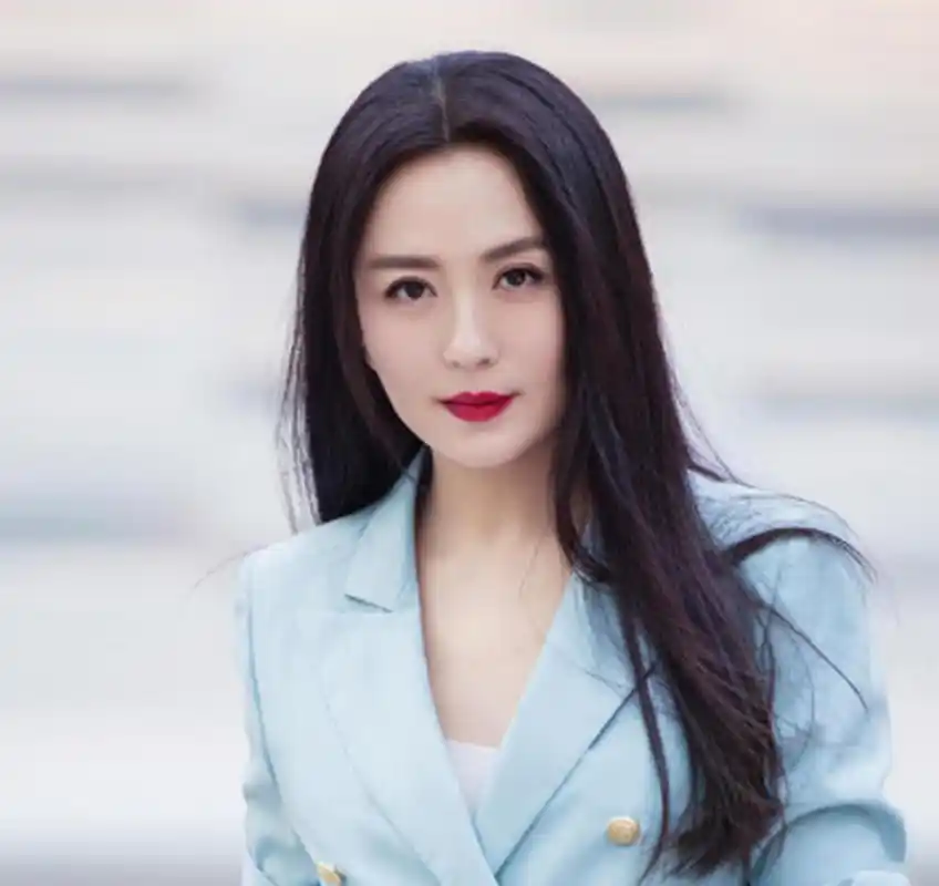 于和伟和妻子近照曝光,网友误以为是杨童舒,她们长得很像吗?