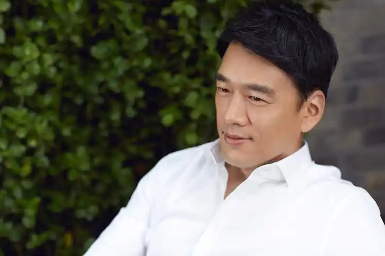 王耀庆最新大片曝光 简单时尚尽显风度