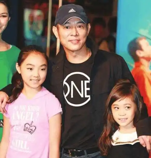 黄秋燕两女儿颜值赶上了利智两女儿, 最小千金最得李连杰宠爱