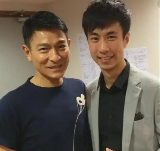 当刘德华跟众多明星合影时唯独遇上图4网友输就输在衣品上