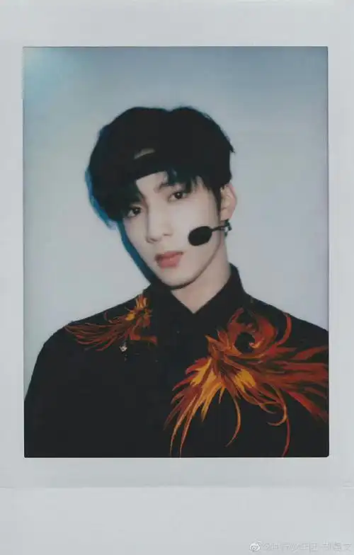 刘耀文晒拍立得比耶随拍