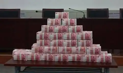 70人合买团露脸领582万 现金摆成一堵墙(图)