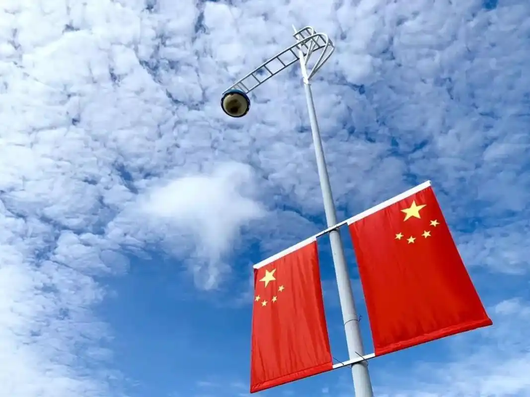 显得格外的动人好看飘扬的一面面五星红旗而在蓝天白云下遂宁呈现一片