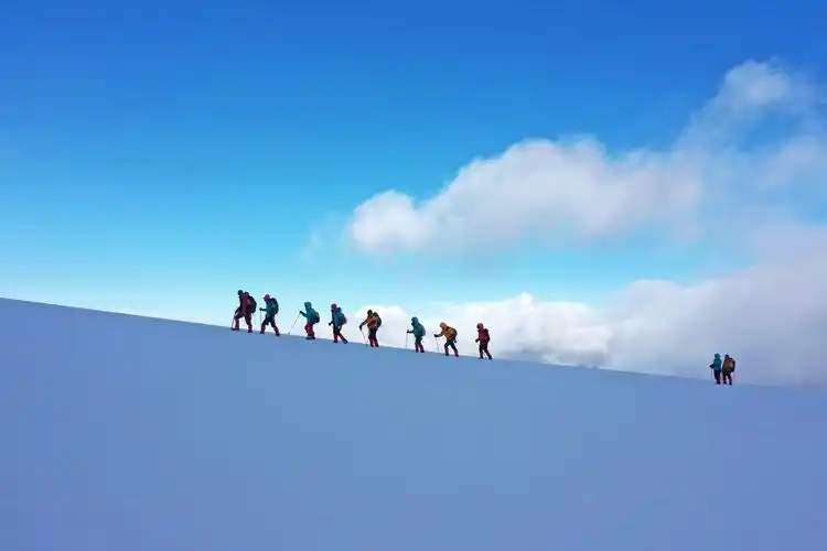 今天早晨,阳光明媚,真是一个登山的好日子,我跟着旅游团来爬雪山.