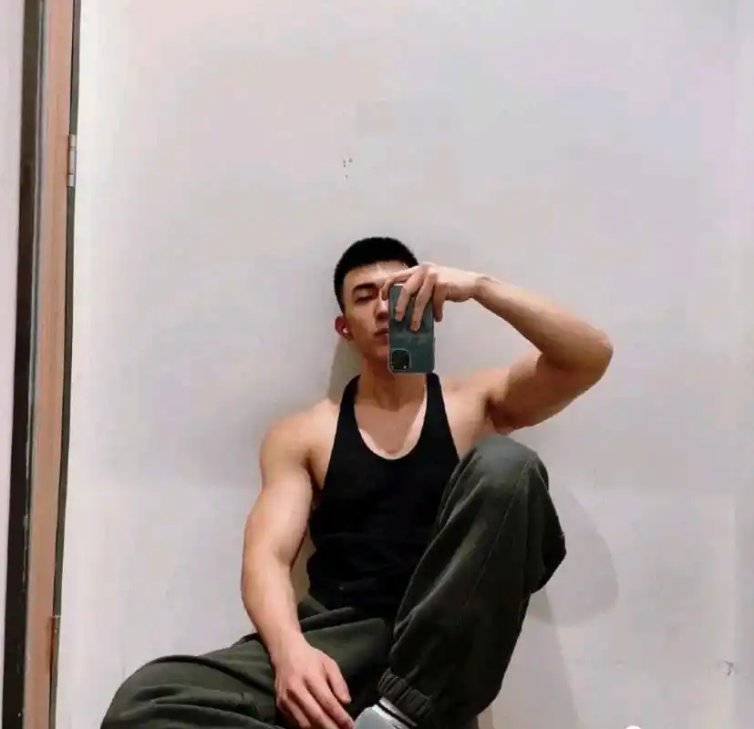 狼系痞帅肌肉体育男,气质也很爷们