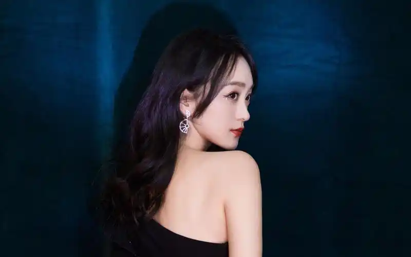 何泓姗露肩裙优雅性感桌面壁纸