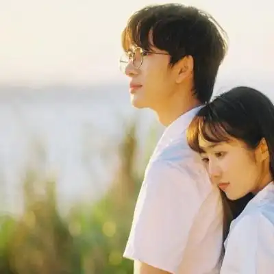 文艺情侣头像幸福甜蜜一男一女,我们的爱就像一场游戏