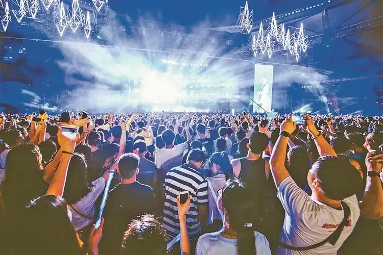 五月天深圳演唱会诞生10万"最完美观众"