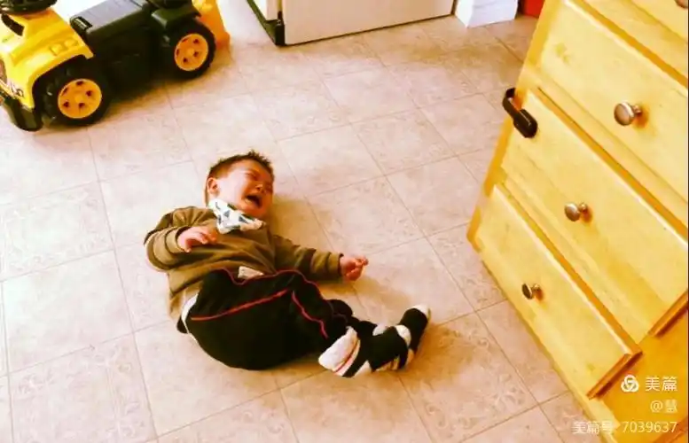 他手上拿着的东西,你不让拿,他就会耍赖,趟地耍赖[坏笑]