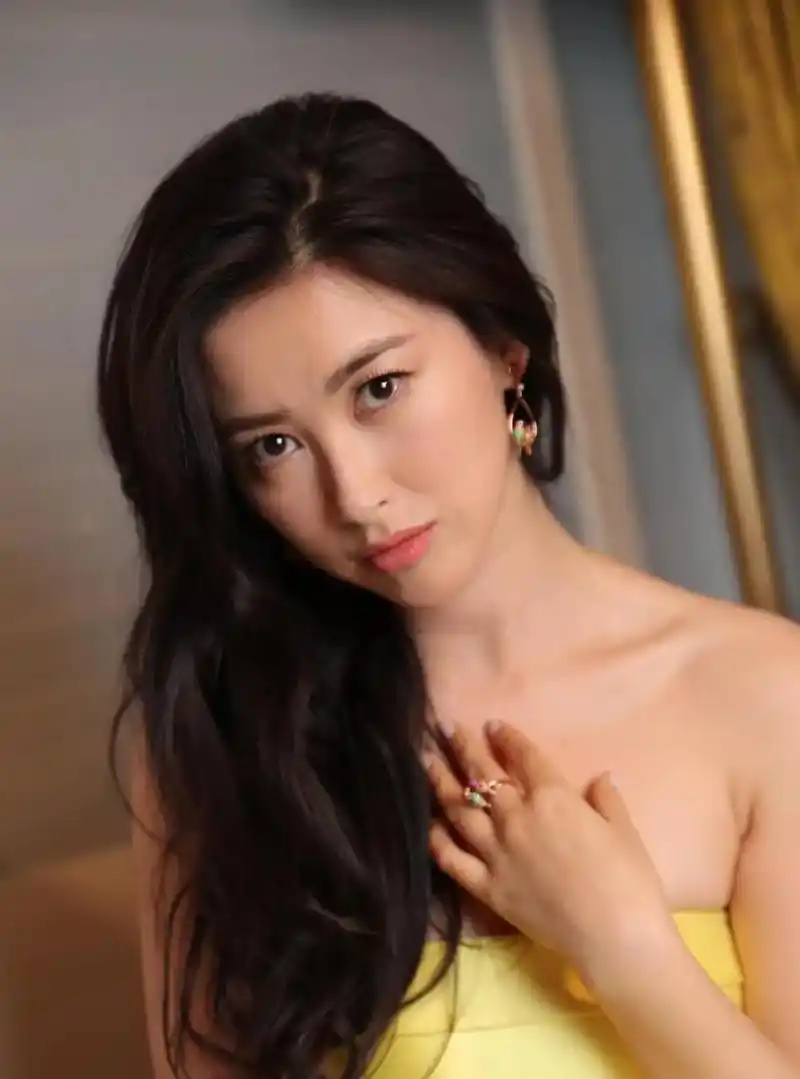 朱珠有一张笑语盈盈的脸,含情脉脉,梨涡点点,惹人心生怜意   #中国版