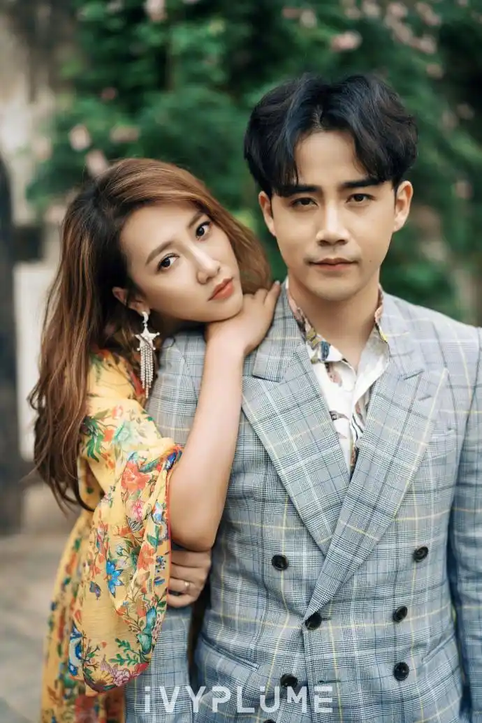 组图:弦子李茂夫妻档时尚街拍出炉 亲密互动深情对视大秀恩爱