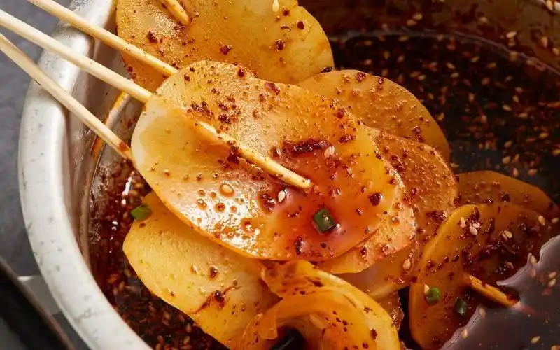 贫穷台台今天只有辣椒和土豆,做个红油土豆串串,不将就还很讲究!