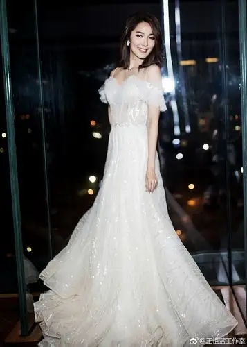 王祖蓝媳妇李亚男身穿白色长裙上跨年晚会犹如小仙女