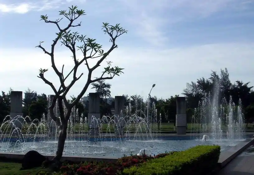 海南大学:是海南非常受欢迎的一个大学,学校的景色非常漂亮的