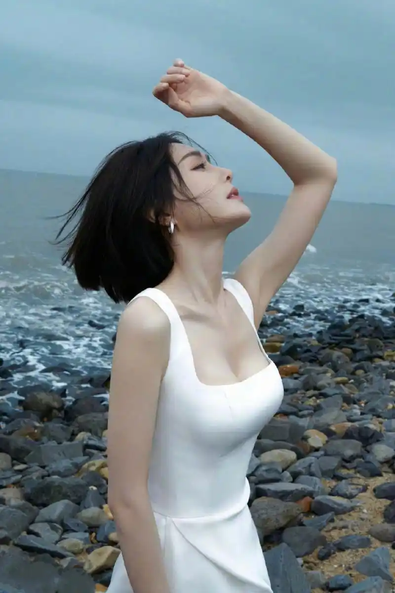 秦岚# 海边白裙大片,浪花真大,前浪推后浪