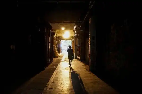 建筑 城市 街道 北京 夜晚 户外 背影 798艺术区 隧道 路灯 人 一个人