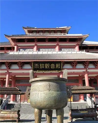 寺内的雨铜观音,是极富传奇色彩的一尊观音造像.