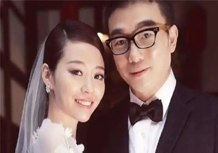 张靓颖与男友现身机场,两人同框画面美好,祝福二人爱情甜蜜