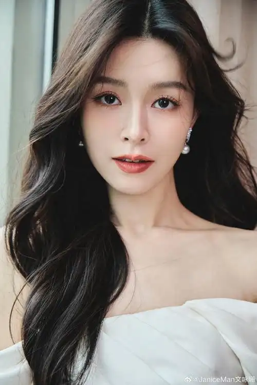 文咏珊穿白裙勾勒完美身材卷发红唇太撩人