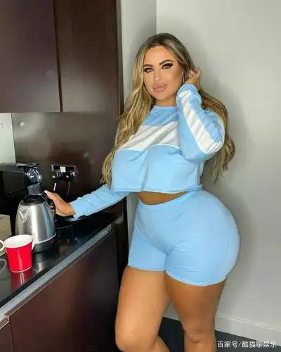 160斤的英国大码模特,长相甜美,丰盈的体型,更为她的魅力加分