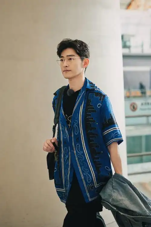 花儿与少年好友记#@张翰这组法国随拍真的好帅!