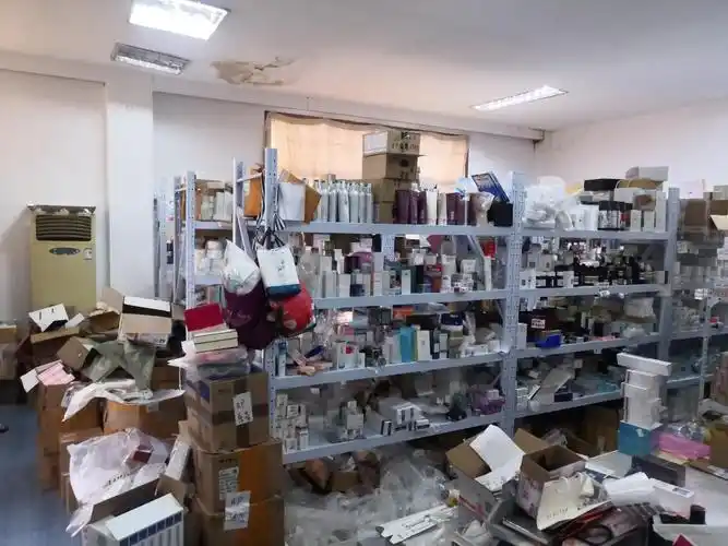 无中文标签化妆品堆满仓库鄞州一商家经营未备案进口化妆品被罚10万