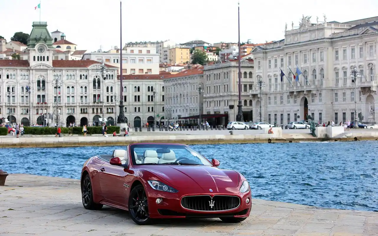 红色炫酷玛莎拉蒂敞篷跑车图片桌面壁纸