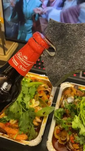 劳累一天烧顿夜宵犒劳一下自己啤酒