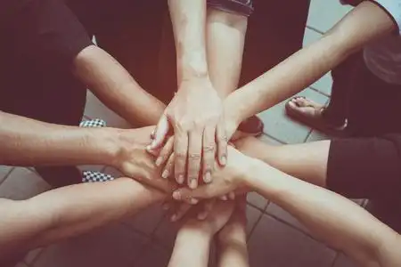 团队合作理念许多人在开始比赛前手拉手站在一起照片