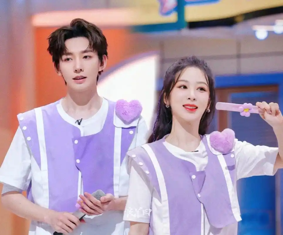 邓为杨紫衣服同为紫色爱心, 十指相扣.  我在看你,你在哪里?