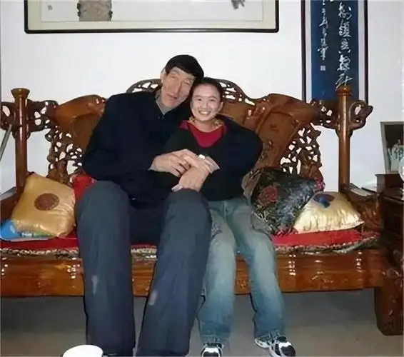 回顾身高236米的鲍喜顺不听医生忠告执意生子如今儿子多高