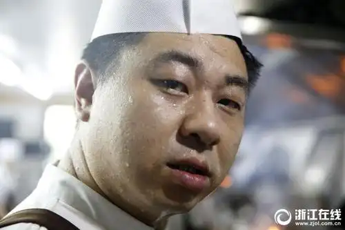 在几百度的炉火边 他们用汗水"浇筑"美味