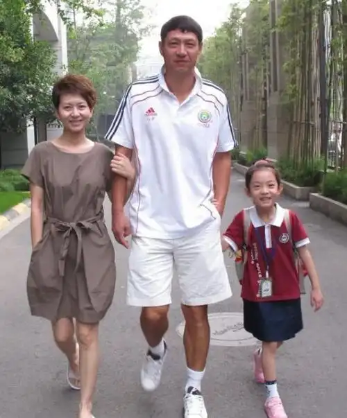 甘萍:凭《大哥你好吗》走红,嫁足球运动员,婚后生一女幸福美满