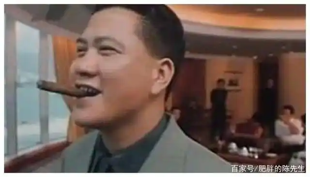 7.万梓良,抽雪茄的样子比较坏,但现实可不是这样的.