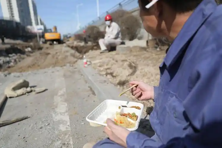 复工了 工地上这样吃饭