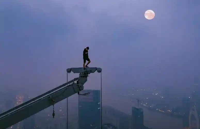 壁纸丨黄色大门爬楼球鞋今日份潮图有点料