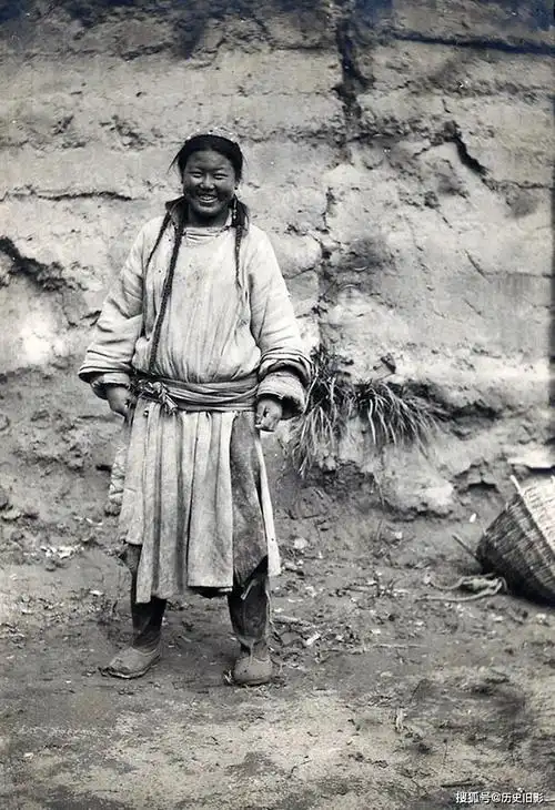 1911年甘肃社会生活旧照骑马士兵与穿羊皮袄的人