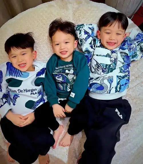 胡杏儿分享全家福庆祝白色情人节快乐三个儿子如复制粘贴