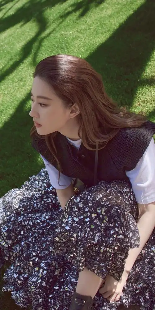 刘亦菲出图##刘亦菲裙子好像钢丝球