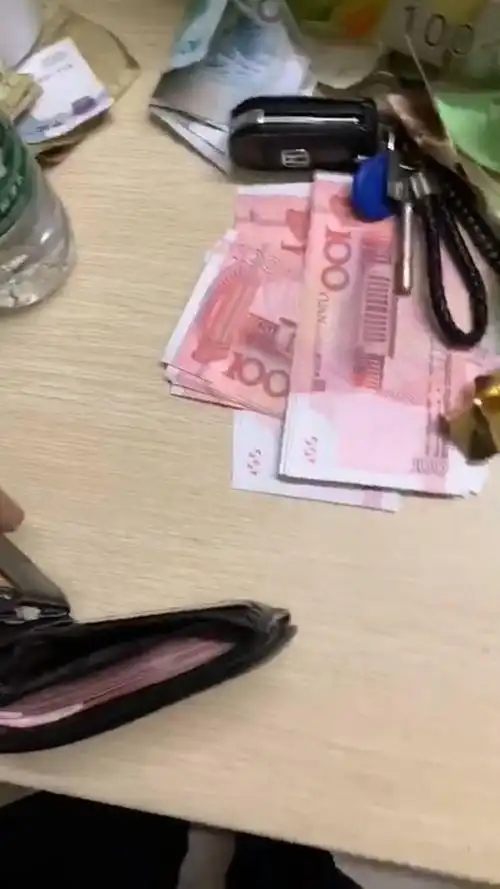 老哥们谁有一万以上现金实拍图片来一张不做坏事安抚老人心不赌赔过钱