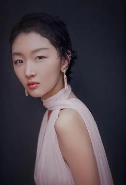 周冬雨这露得有点多?你知道吗?快来看看!