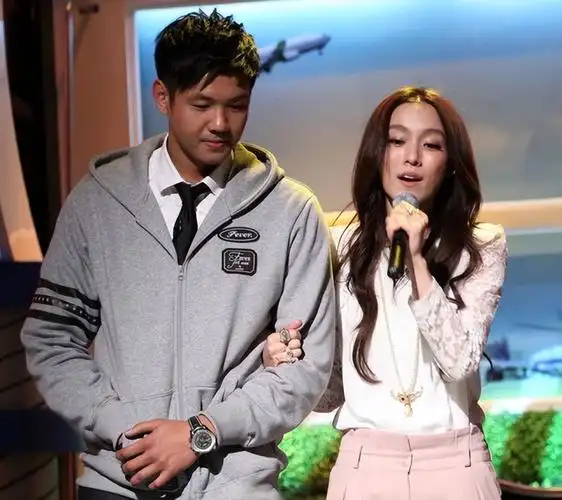 范玮琪神隐3月晒全家福,力挺陈建州清白:谢谢爸爸守护我们的家_腾讯