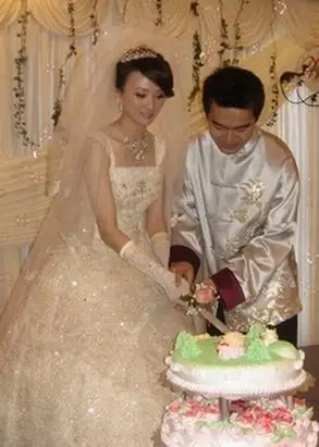 许亚军小12岁妻子张澍晒度假照 回顾两人生活很甜蜜!