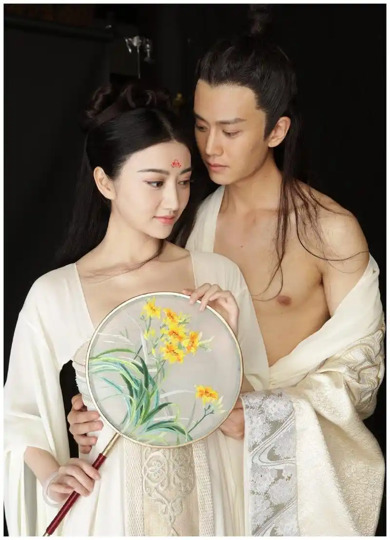 《大唐荣耀》任嘉伦景甜的这组海报又般配又唯美,广平王满眼深情