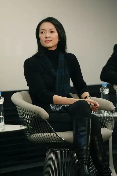 当然章子怡也不会太差,黑色紧身衣搭配黑色牛仔裤这样时髦的穿搭对于