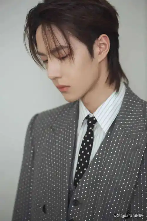 这款酷帅酷帅的发型怎能少的了走在潮流前线的王一博!